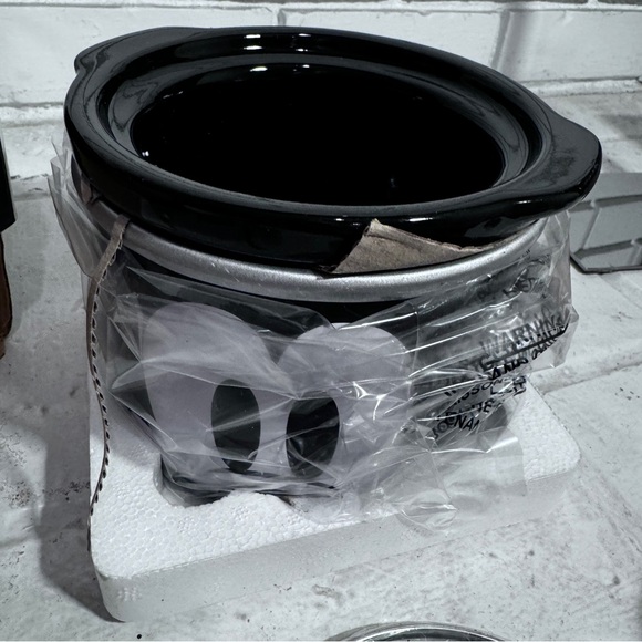 Disney’s Mickey Mouse Mini slow cooker, 20 ounces, new in box - Picture 2 of 13